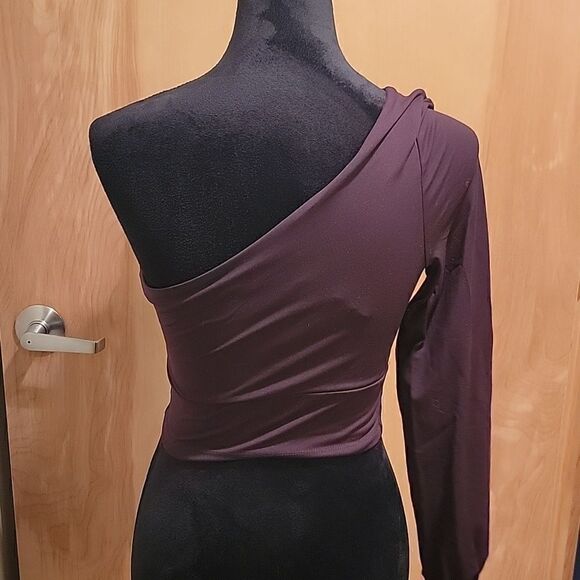Susana monaco one sleeve cropped top wine color size med - Picture 3 of 8
